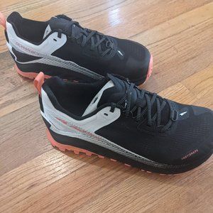 Altra Footwear Olympus 4 Women’s size 10 - Brand New